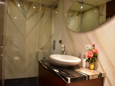 Baño en Mármol Calacatta Oro y Granito Murano